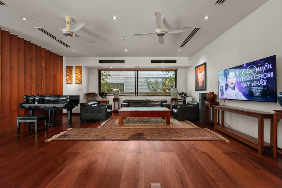 Communal lounge/ TV room, TV and multimedia, Living room, Seating area, Dining area, Evening entertainment, fireplace