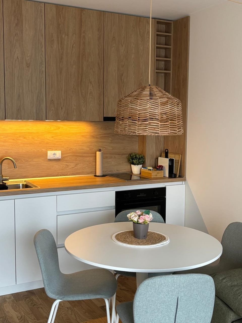 Kitchen or kitchenette, Dining area