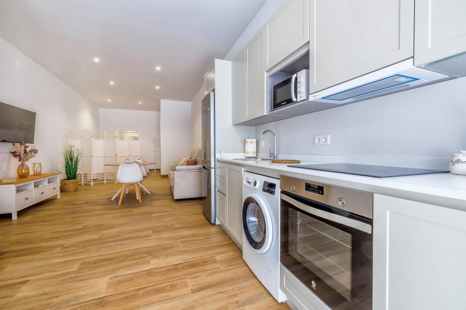 TV and multimedia, Coffee/tea facilities, Kitchen or kitchenette, Living room, microwave, oven, stove, toaster, washing machine