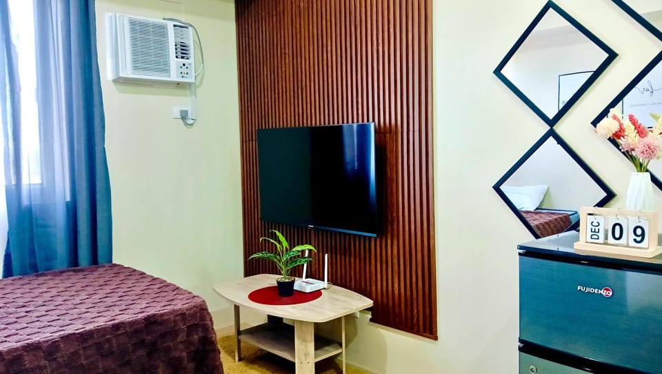 Bed, TV and multimedia, Evening entertainment, Bedroom