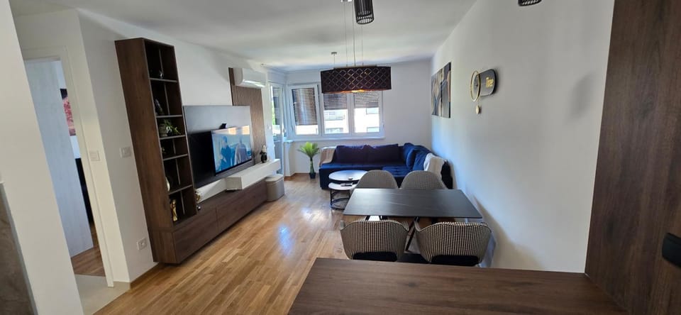 TV and multimedia, Living room, Seating area, Dining area