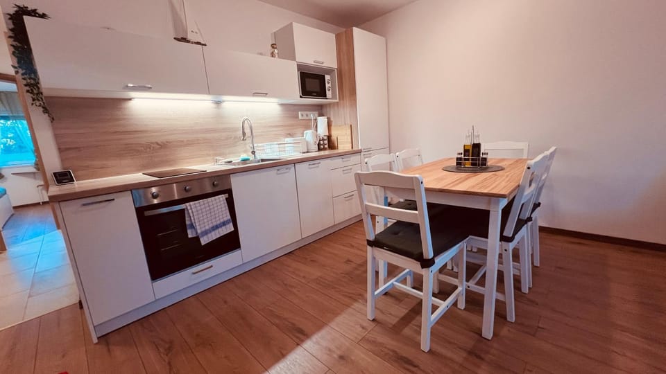 Kitchen or kitchenette, Dining area