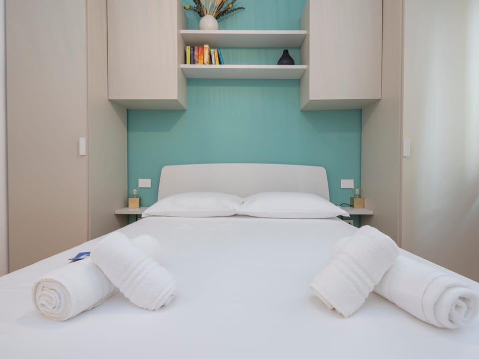 Bed, Bedroom, towels