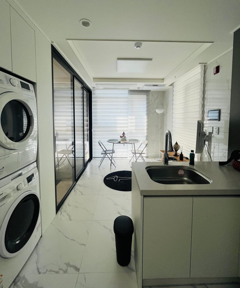Kitchen or kitchenette, washing machine, dryer