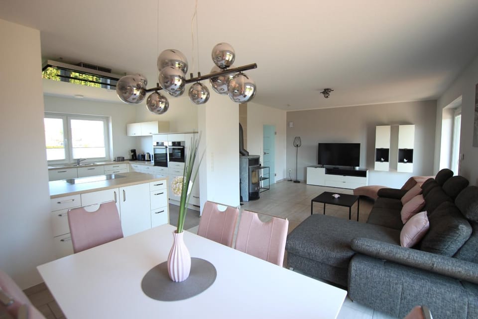 TV and multimedia, Kitchen or kitchenette, Living room, Dining area, fireplace