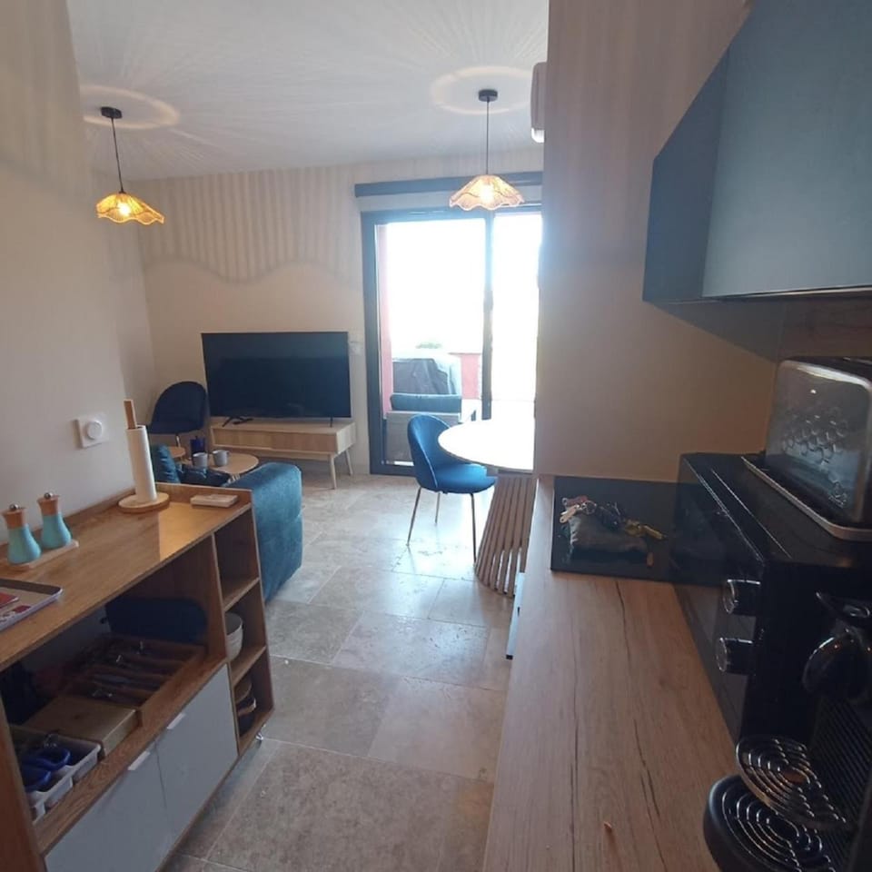 TV and multimedia, Kitchen or kitchenette, Living room