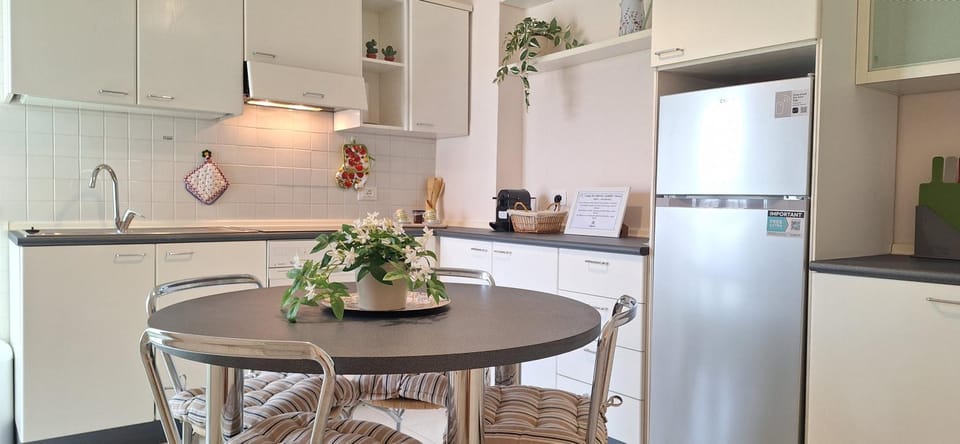 Kitchen or kitchenette, Dining area, stove