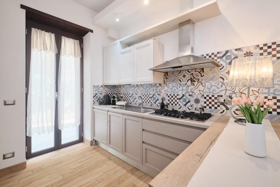 Cozy Flat Private Patio 2 Min Walk to Metro Apartment in Rome