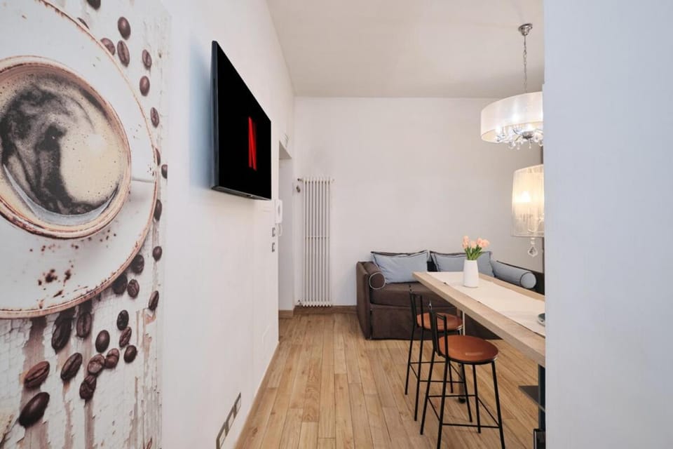 Cozy Flat Private Patio 2 Min Walk to Metro Apartment in Rome