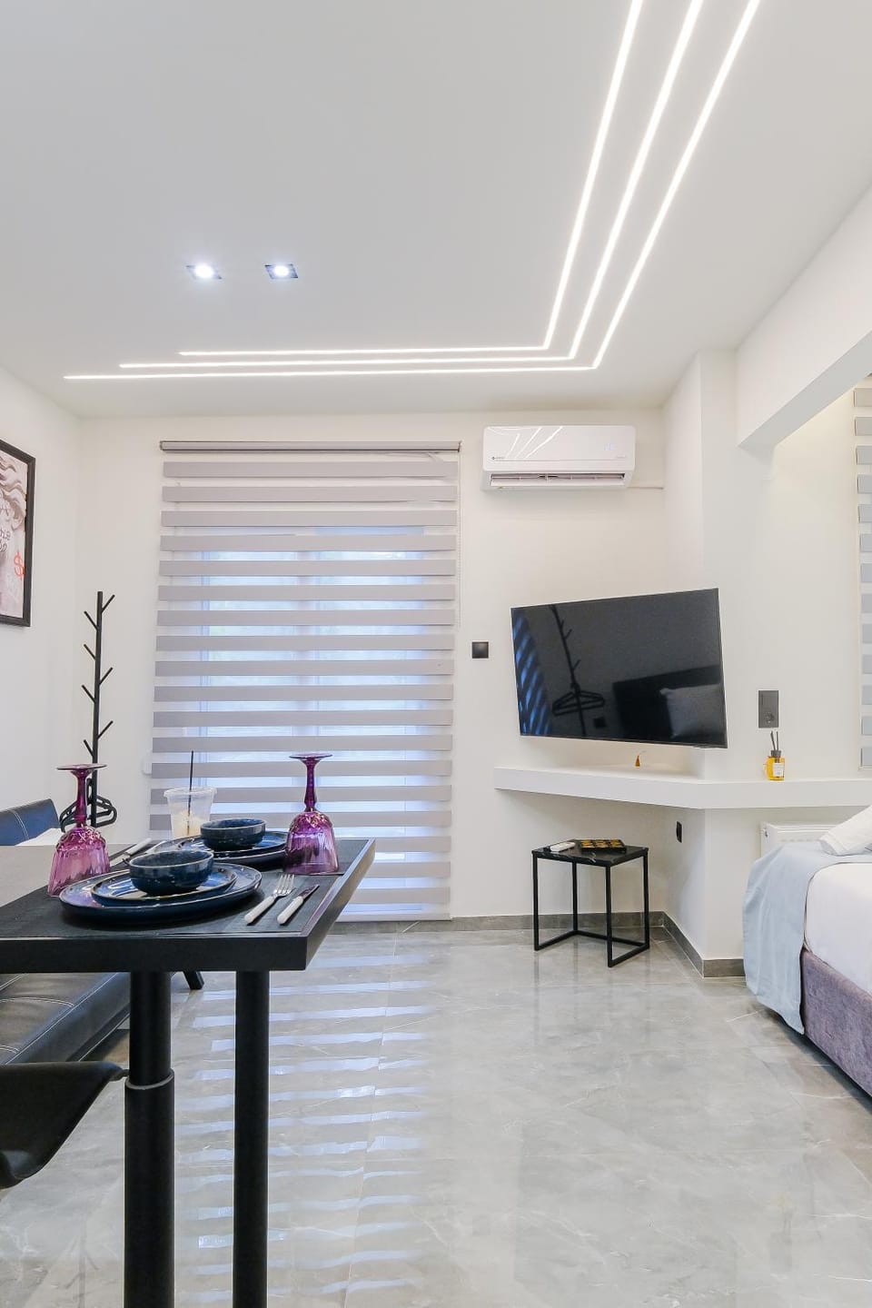 Bed, TV and multimedia, Photo of the whole room, Seating area, Bedroom, air conditioner