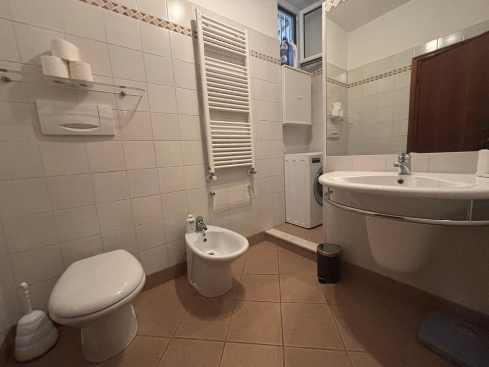 Shower, Toilet, Bathroom, bidet, towels