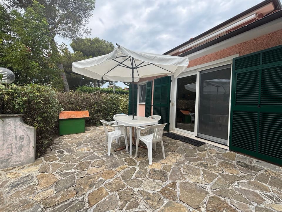 Property building, Patio, Day, Garden, Dining area, Garden view