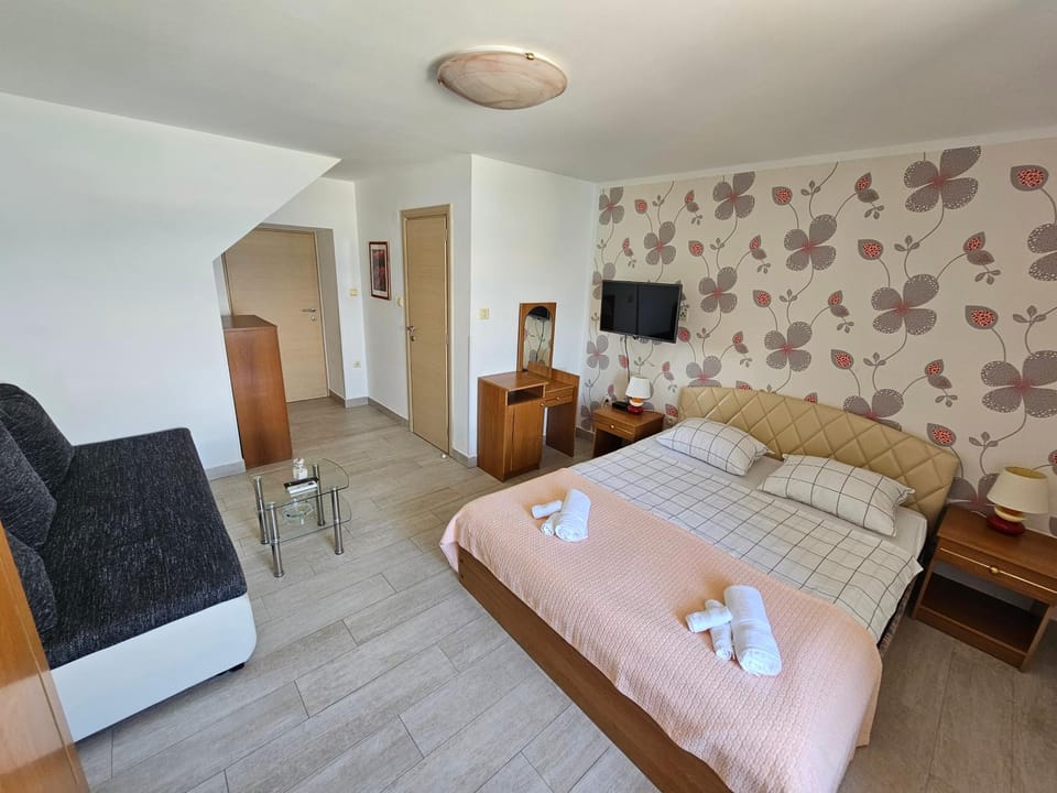 Bed, TV and multimedia, Seating area, Bedroom
