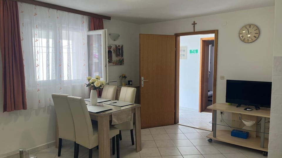 TV and multimedia, Seating area, Dining area