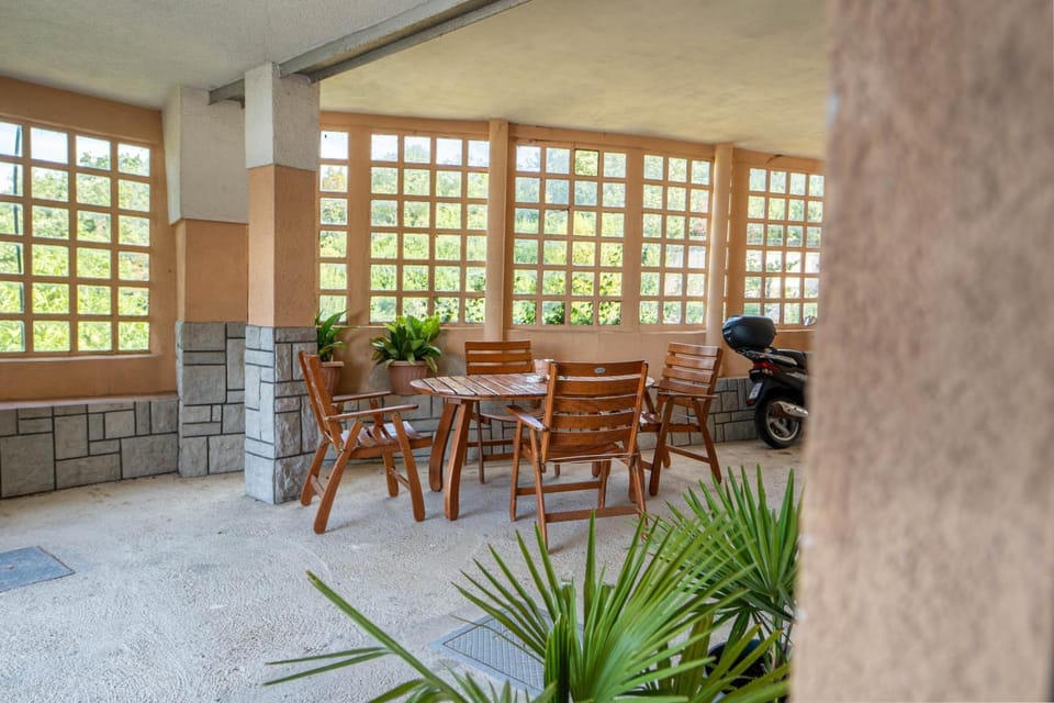 Day, Seating area, Dining area, Garden view