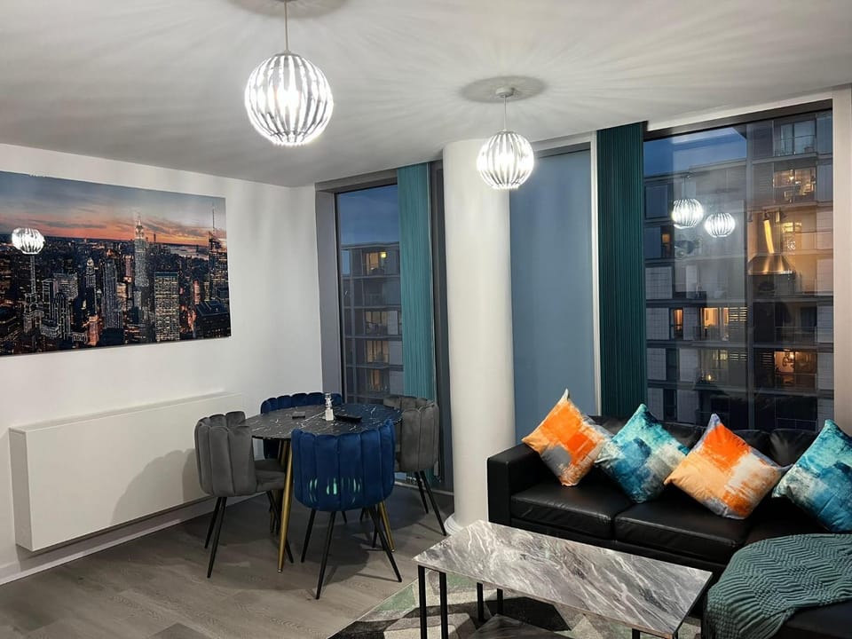 Modern 2-Bed Apartment, The Hub MK, Free Parking & Smart TV Apartment in Milton Keynes