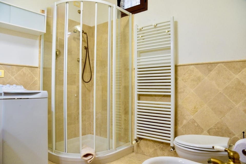 Shower, Toilet, Bathroom, towels, washing machine
