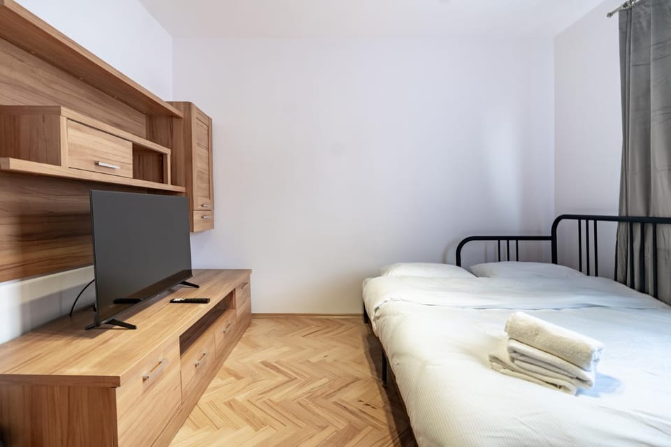 Communal lounge/ TV room, Bed, TV and multimedia, Photo of the whole room, Bedroom