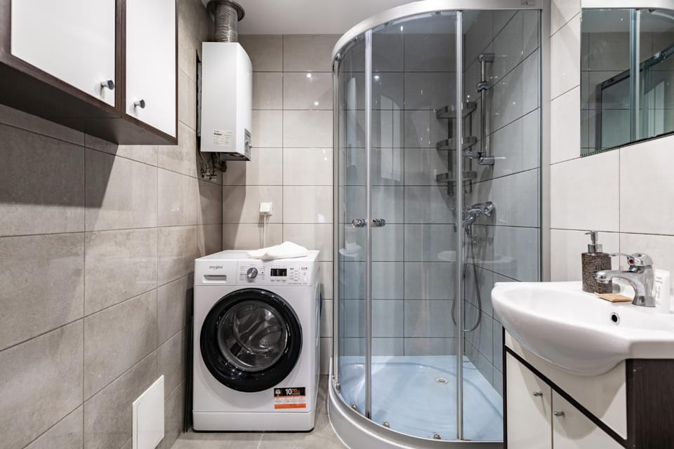 Shower, Bathroom, towels, washing machine