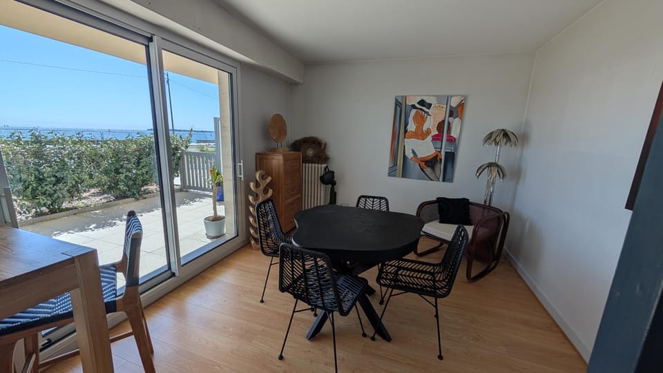 Seating area, Dining area
