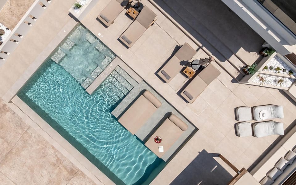 Property building, Swimming pool, sunbed