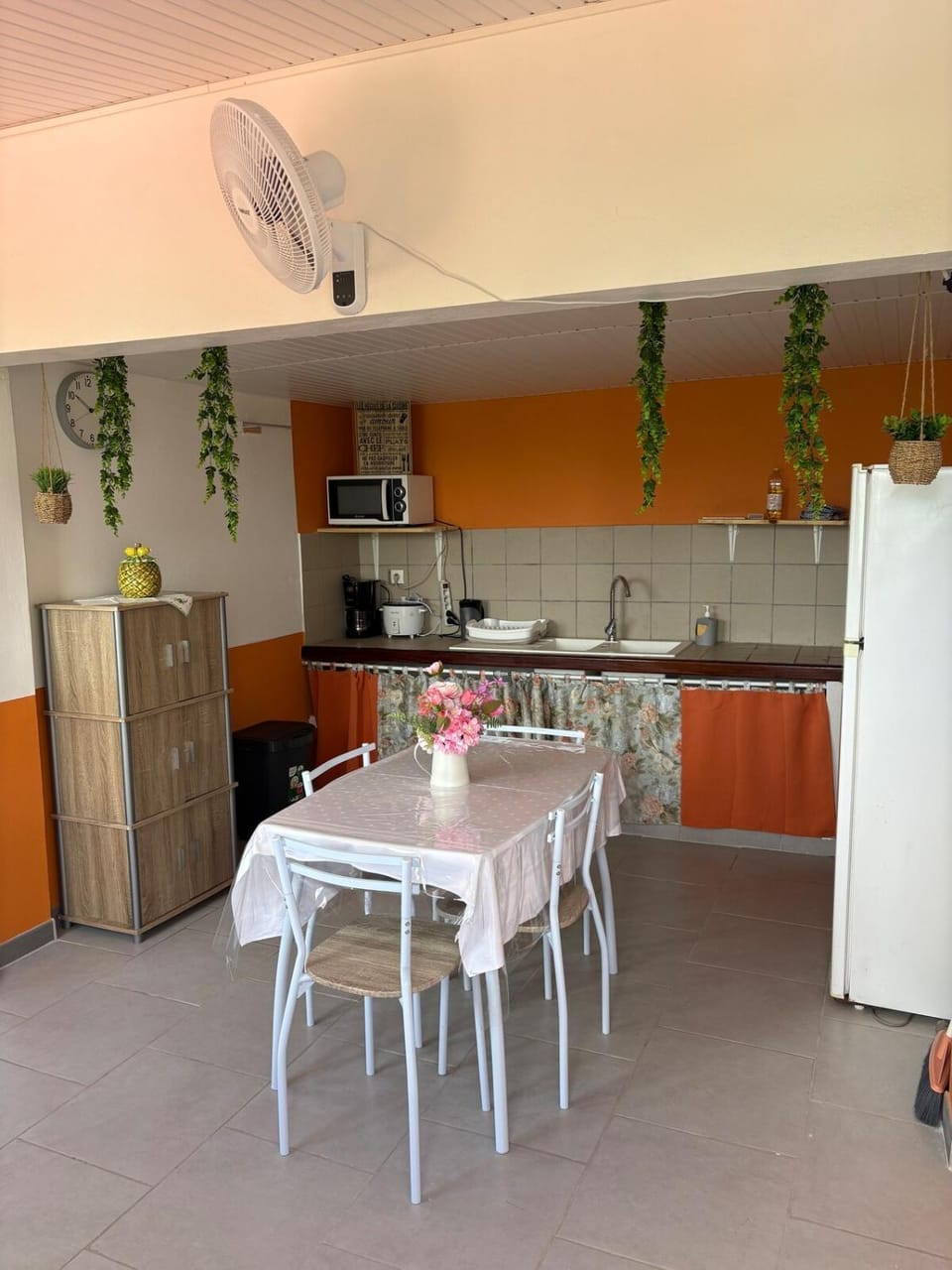 Kitchen or kitchenette, Dining area, oven, stove