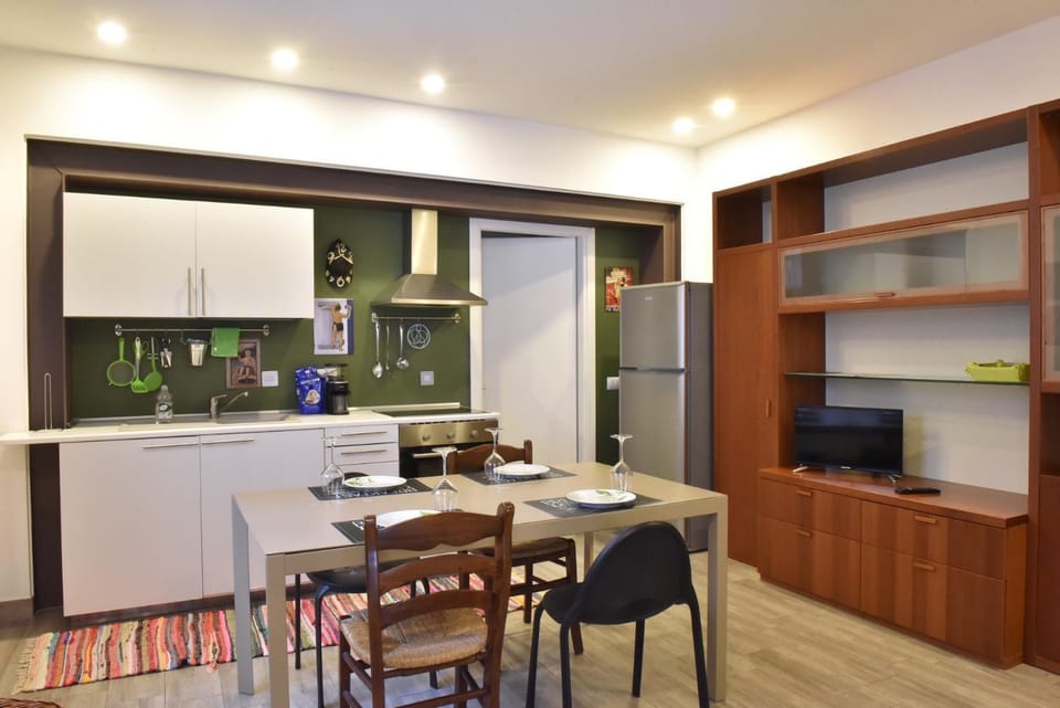 Kitchen or kitchenette, Living room, Seating area, Dining area, oven, stove