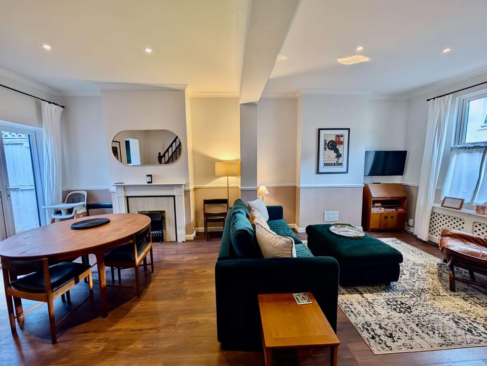 TV and multimedia, Living room, Seating area, Dining area