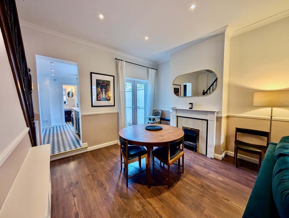 Kitchen or kitchenette, Seating area, Dining area