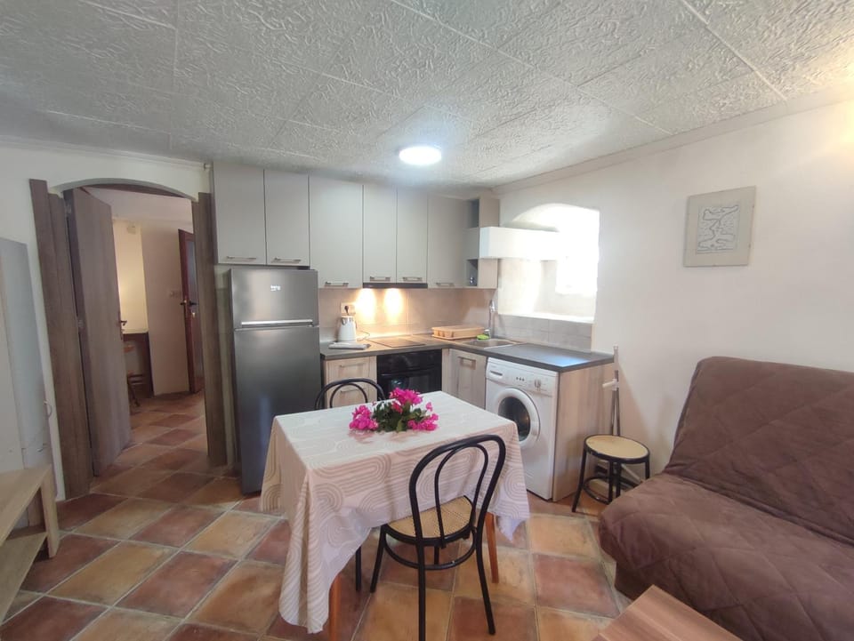 Kitchen or kitchenette, Living room, Dining area, oven, stove