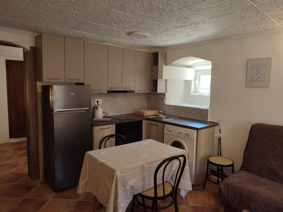 Kitchen or kitchenette, Living room, Seating area, Dining area, dishwasher, oven, stove, toaster