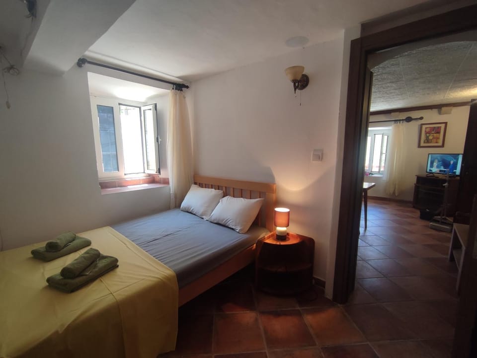 Bed, Bedroom, towels