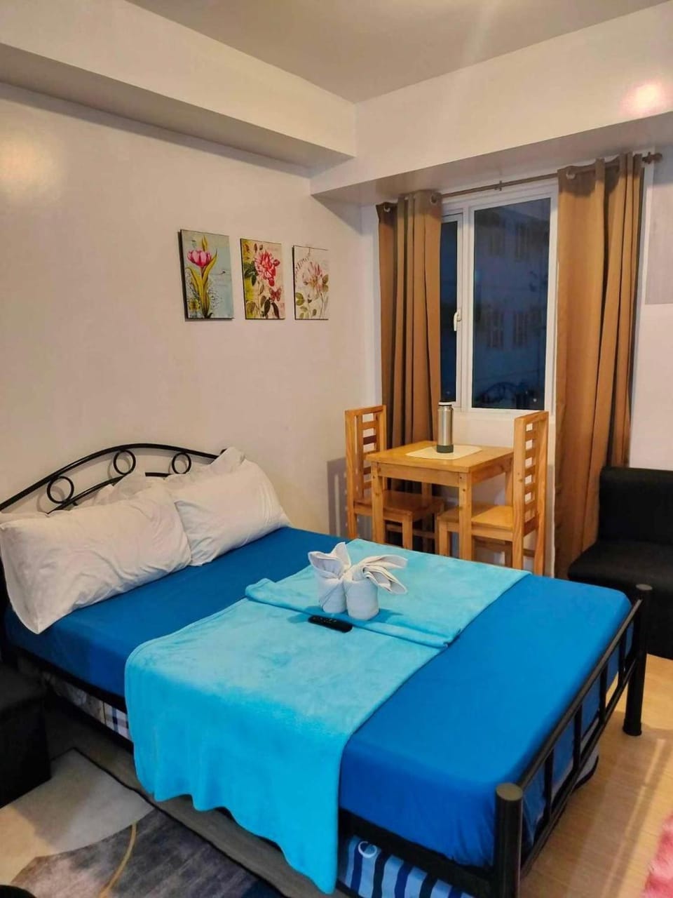 Bed, Decorative detail, Bedroom