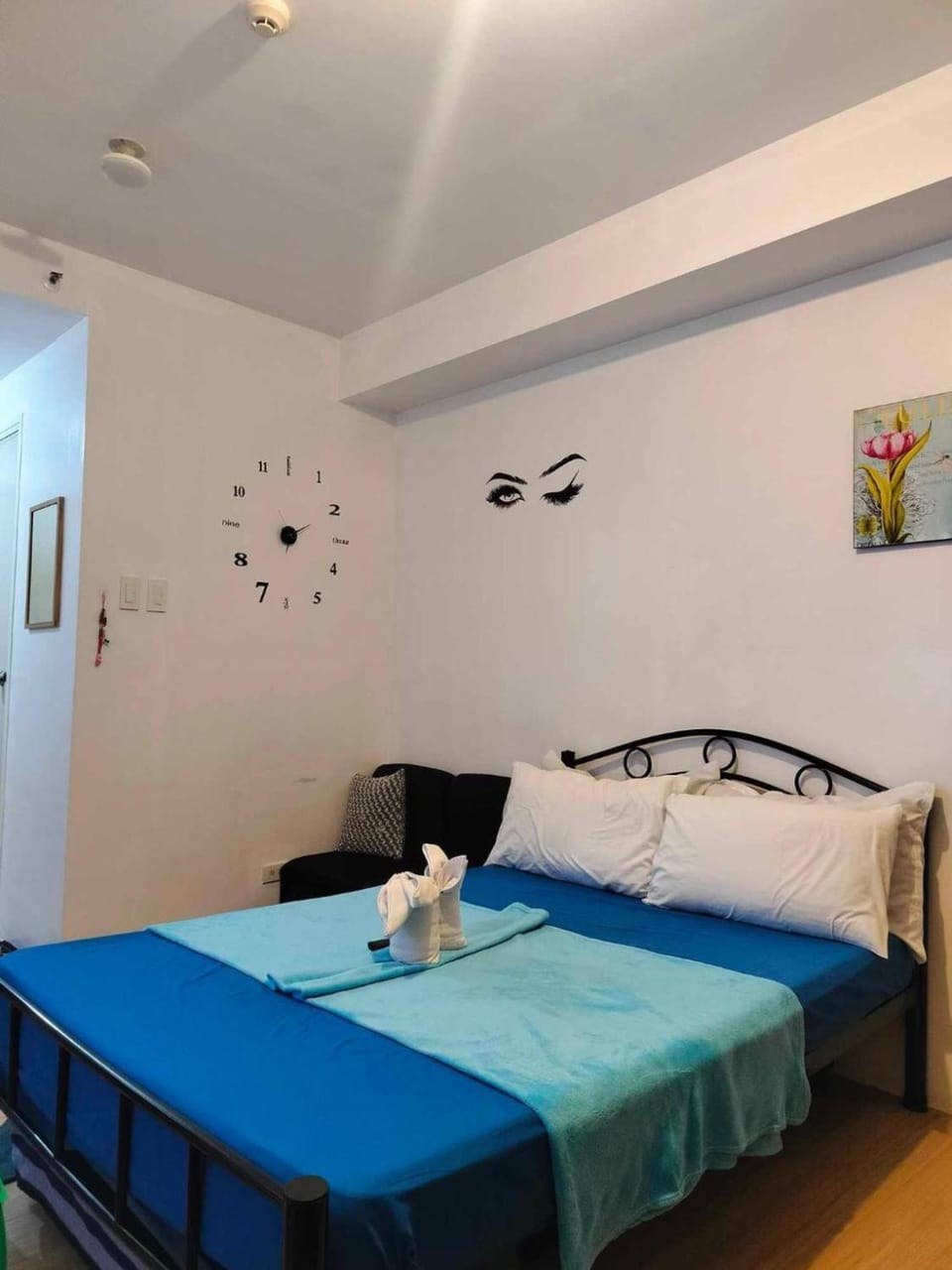 Bed, Decorative detail, Bedroom