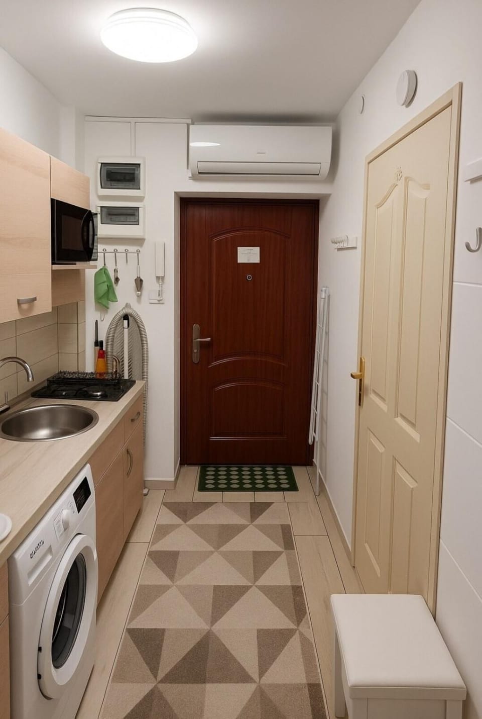 Kitchen or kitchenette, washing machine, air conditioner