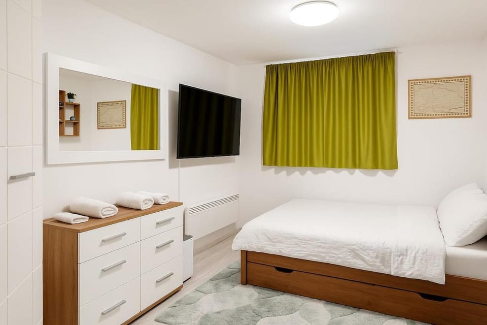 Bed, TV and multimedia, Photo of the whole room, Bedroom