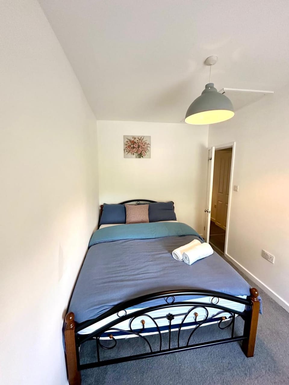Spacious 2-Bed Home with Garden Apartment in Croydon