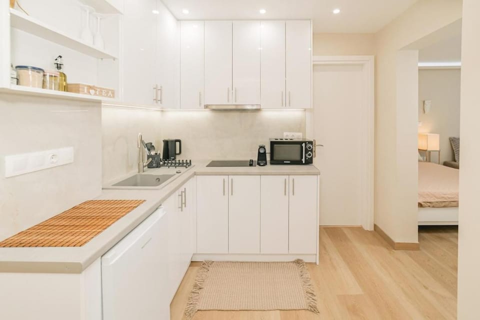 Coffee/tea facilities, Kitchen or kitchenette, dishwasher, microwave, minibar, stove, toaster