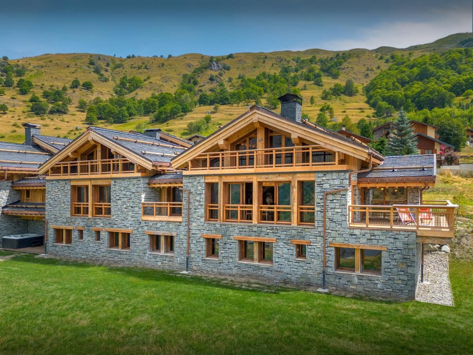 Property building, Day, Natural landscape, Summer, Mountain view