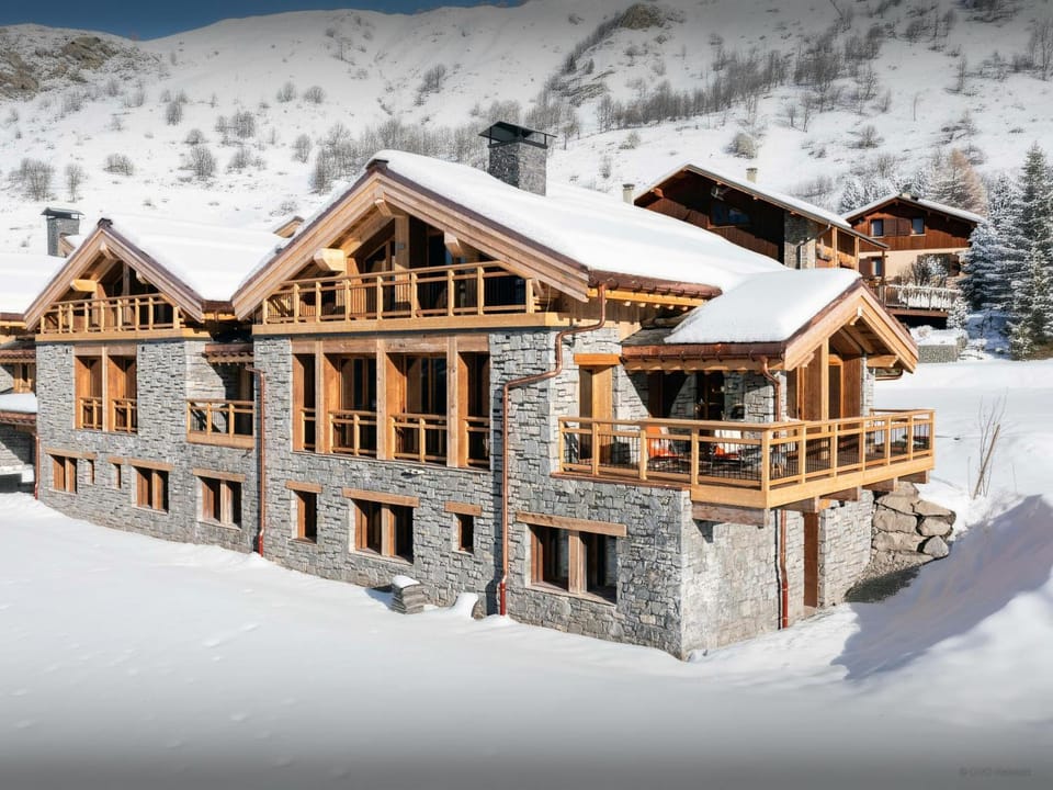 Property building, Day, Natural landscape, Winter, Mountain view