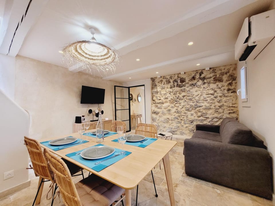 Living room, Seating area, Dining area