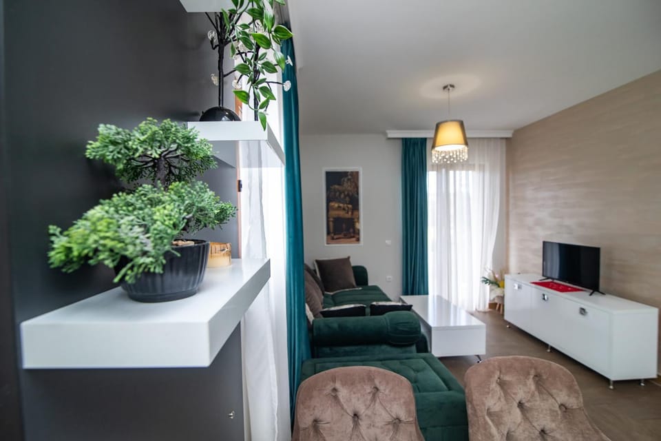 Communal lounge/ TV room, TV and multimedia, Living room, Seating area, Evening entertainment