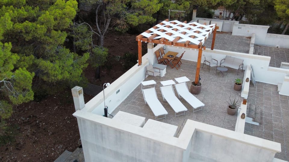 Property building, Day, Balcony/Terrace, sunbed