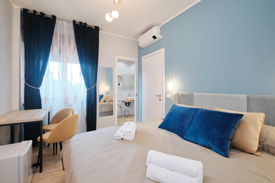 Bed, Photo of the whole room, Bedroom, towels, air conditioner