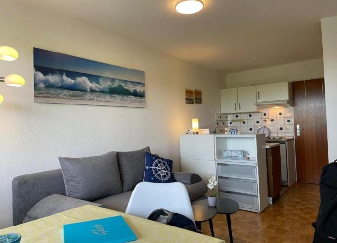 Kitchen or kitchenette, Living room, Seating area, Dining area