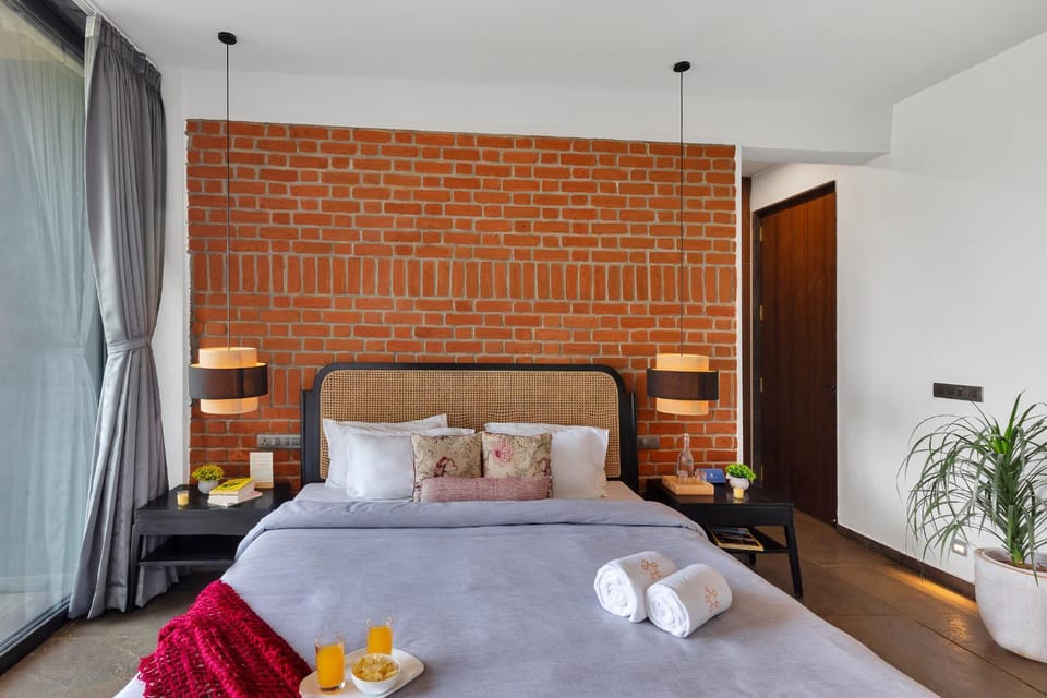 Bed, Photo of the whole room, Bedroom, towels