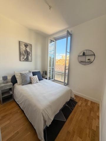 Bedroom, City view