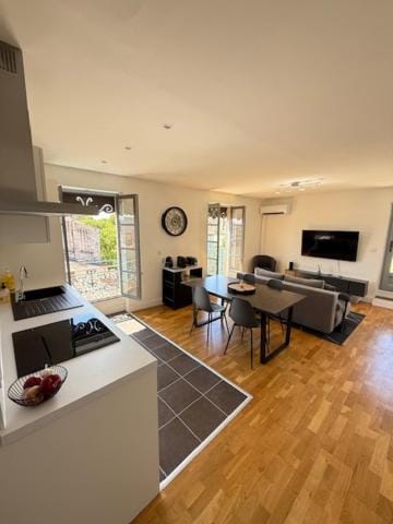 TV and multimedia, Kitchen or kitchenette, Living room, Dining area