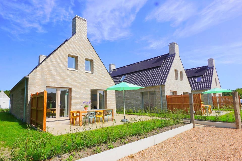 Property building, Day, Garden