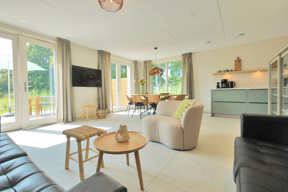 TV and multimedia, Kitchen or kitchenette, Living room, Dining area